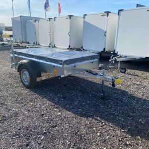 Humbaur Steely 750 kg Mehrzweckanhänger mit Flachplane, Stützrad und Heckstützen